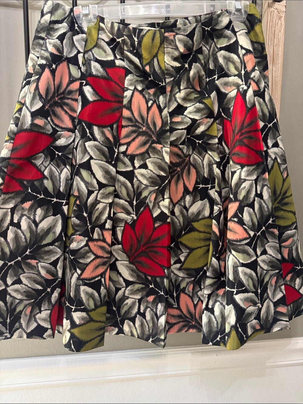 M A R N I Floral A-Line Skirt in Red, Pink, Olive and Black 42 pleated colorful